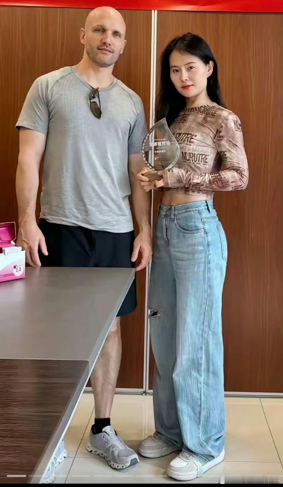 吃个瓜：远嫁美国的女网红小易离婚翻车美国男方提出女方需支付70万美元及50个月每