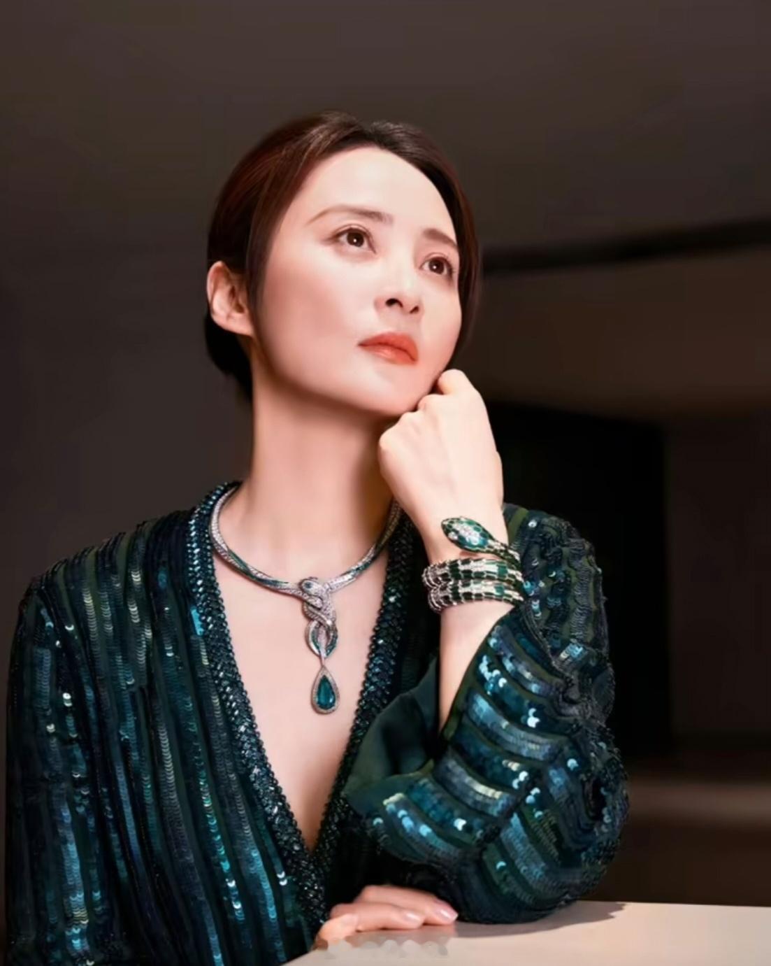 白月光综艺《我们来了》回归，招商会曝光嘉宾剪影和标签，开启全网猜嘉宾热潮。网友一