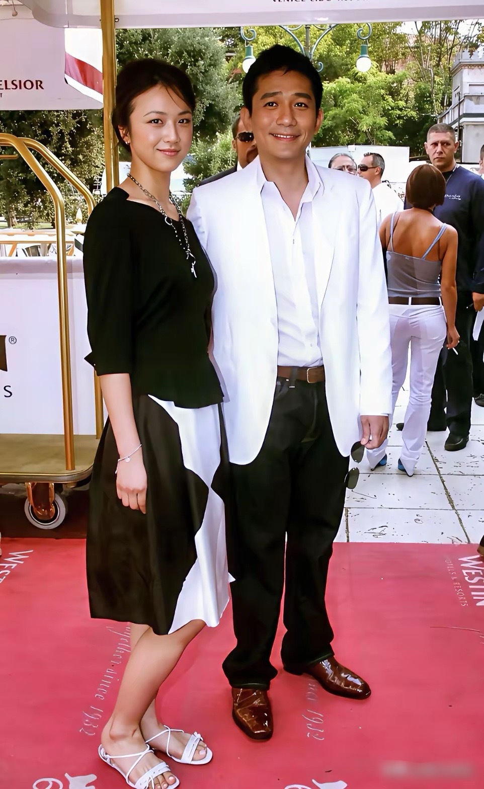 2007年，45岁的梁朝伟和28岁的汤唯，在威尼斯留影，梁朝伟身高1米74，照片