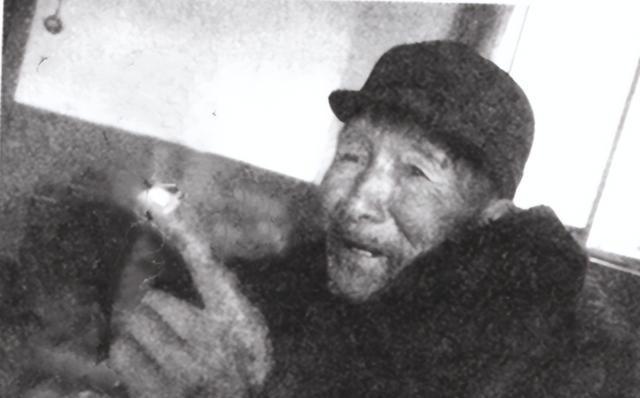 1943年，八路军缴获了两挺新机枪，却苦于没子弹，几天后，一个农民拉来一辆粪车，