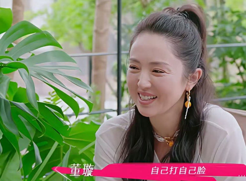 董璇和闺蜜聚会聊天儿，朋友问酒窝她爸知道你结婚吗？董璇:我跟他说了，我给他发微