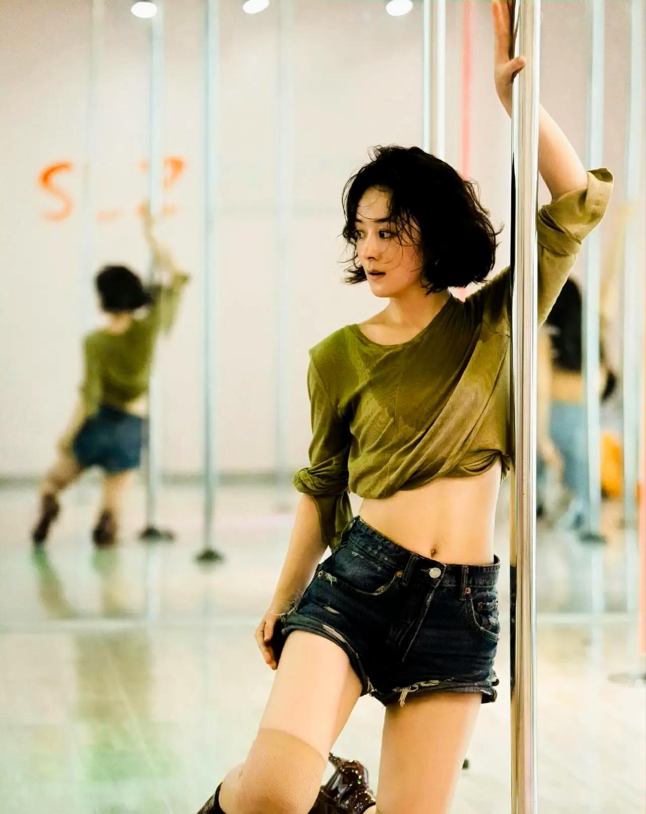 4月6日，赵丽颖因一组为新片《向阳花》苦练钢管舞的旧照登上热搜。照片中，她身处近