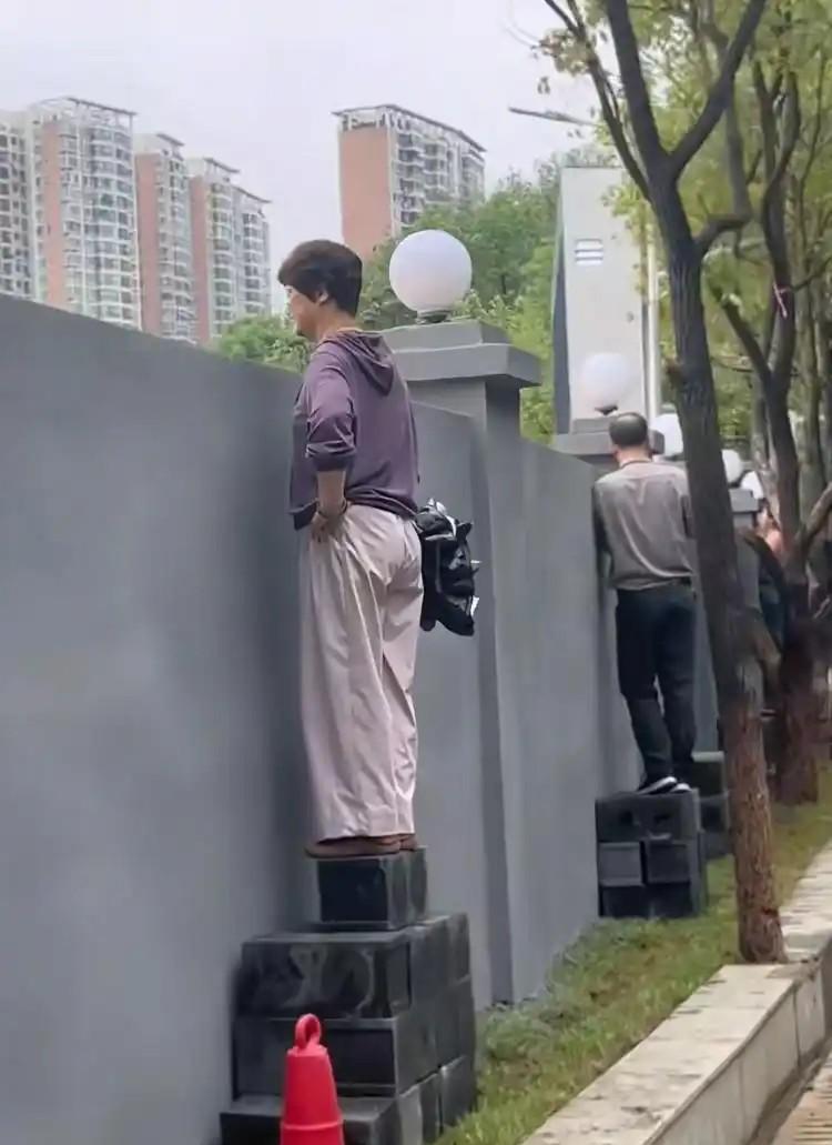 继挂票以后，又来个砖票！湘超再出新花样！挂票：就是挂在树上看球。仅限15张票，
