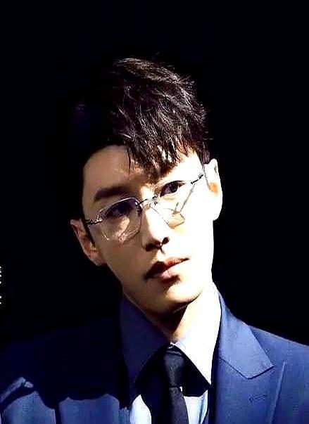 一个配角，20秒电梯戏，掀翻了整部剧。电梯门开。他推了下金丝眼镜，喉结滚动