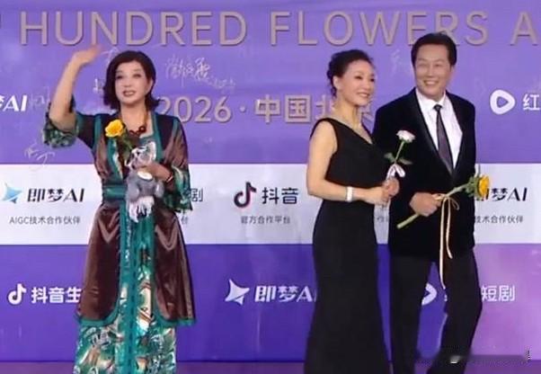 看百花奖红毯直播，真是被这微妙的一幕给整笑了。75岁的刘晓庆、74岁的唐国强