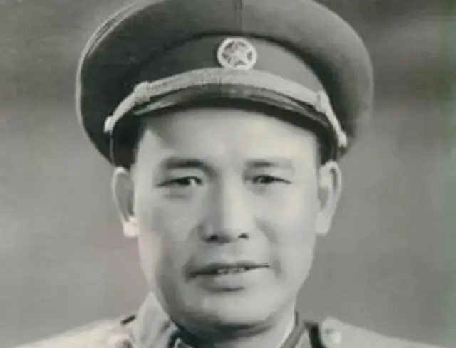 1946年，解放军为投诚的2000土匪设宴接风。席间，匪首脱下大衣，顺手挂到墙上