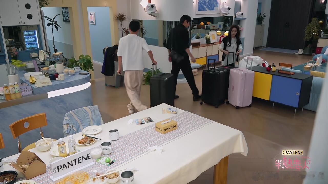 半熟恋人站着的柳柳就像她的行李箱一样……柳柳坐下来，又站起来，站了好久感觉像