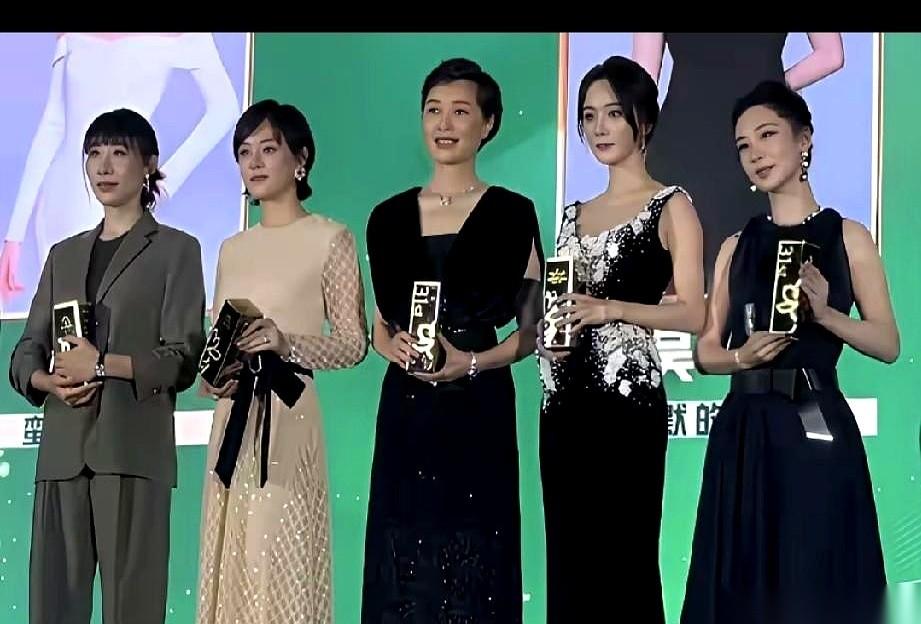 最近网上流传着一份极具火药味的“五大女星同框比拼榜”。孙俪、杨紫、杨幂、任素汐、