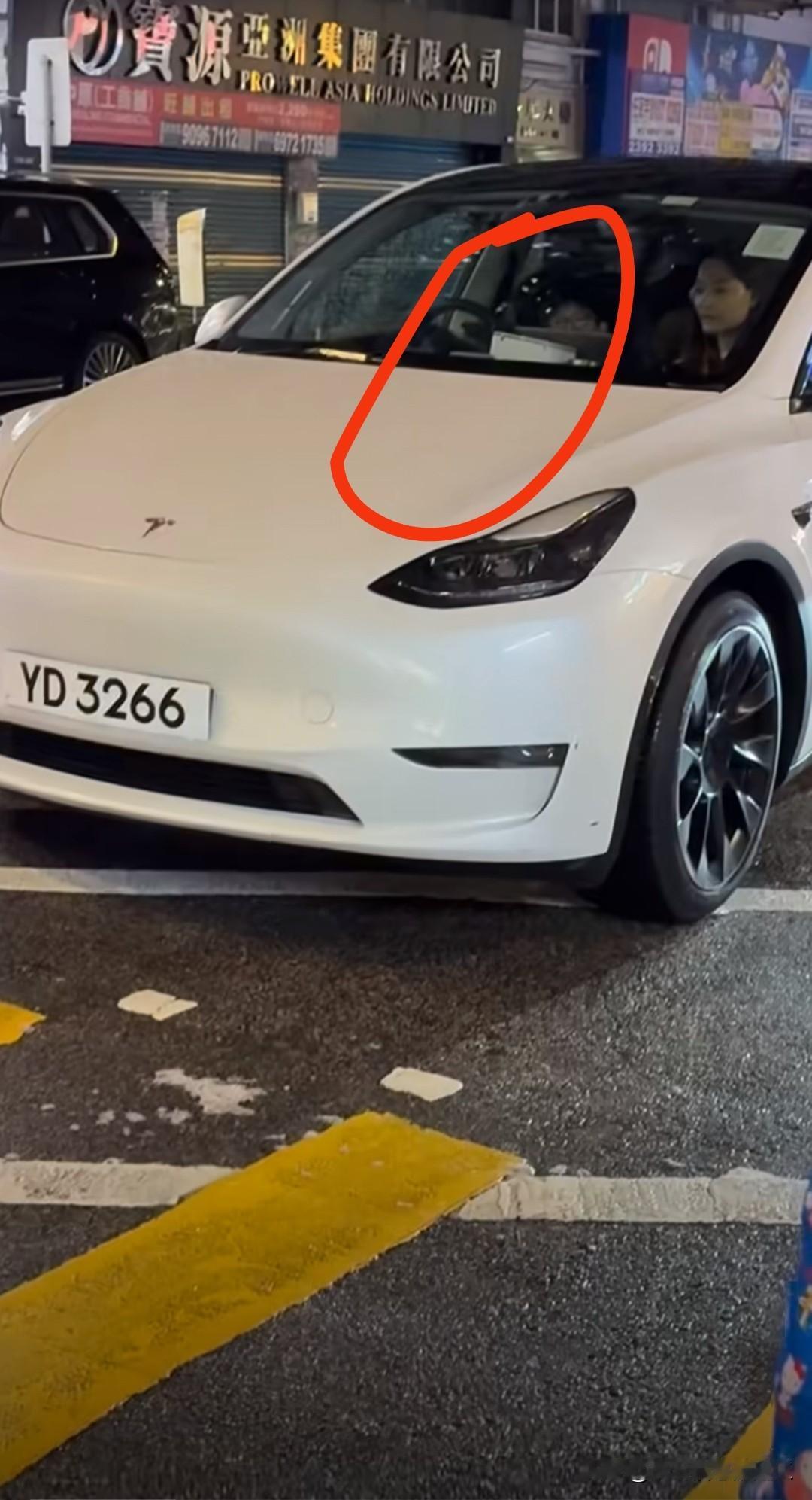香港网友曝光，一个熊家长跟熊孩子，这下警察很快要找他们了！在香港，家长如果允