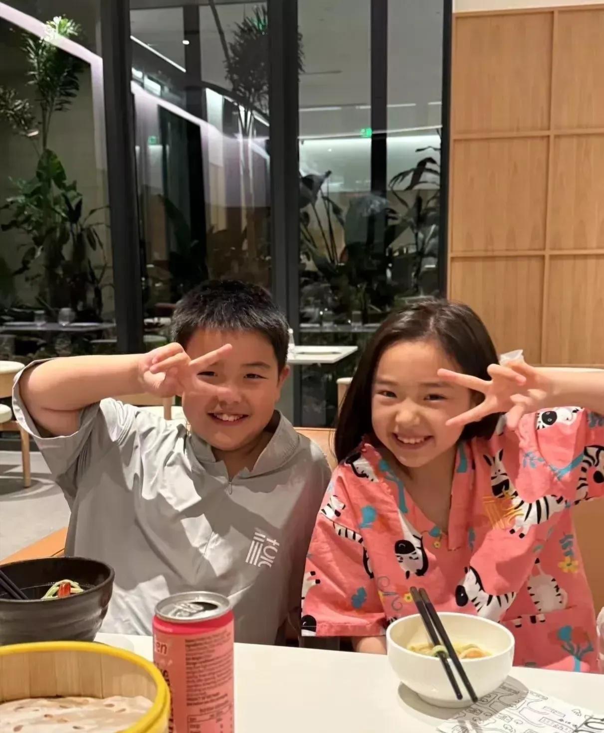 丫丫家的孩子胖嘟嘟的很调皮可爱，董璇家的女儿也特别爱笑活泼开朗这2个小朋友特别