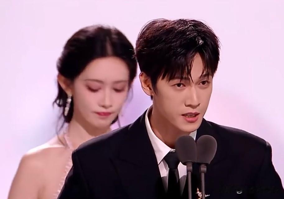 12月21日，李昀锐感谢孟子义！人家领奖感谢导演粉丝，李昀锐感谢孟子义！“感