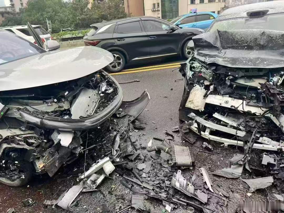 理想还是可以的，对面那辆车突然从双实线压了过来，和来向的理想怼上了，理想虽然被怼