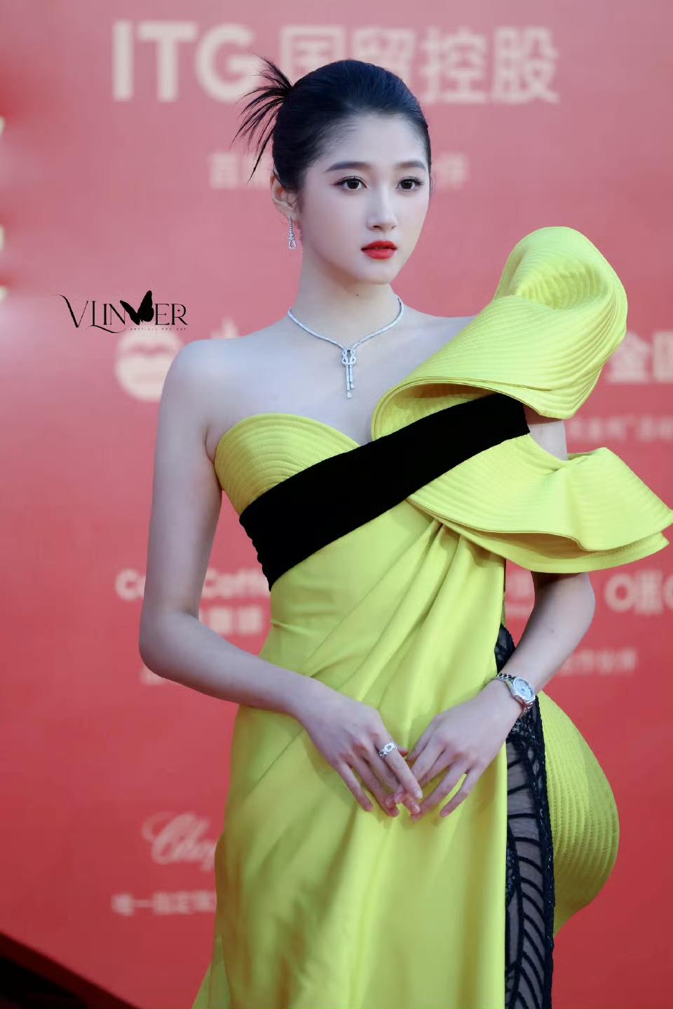 关晓彤金鸡奖红毯造型又翻车了，这条礼裙的主题是盎然生机的绿玫瑰，但关晓彤穿在身上