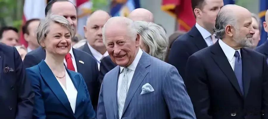 轮到英国这次左右为难了！前脚刚跟着美国签完南海联合声明，第二天中国驻英使馆就发话
