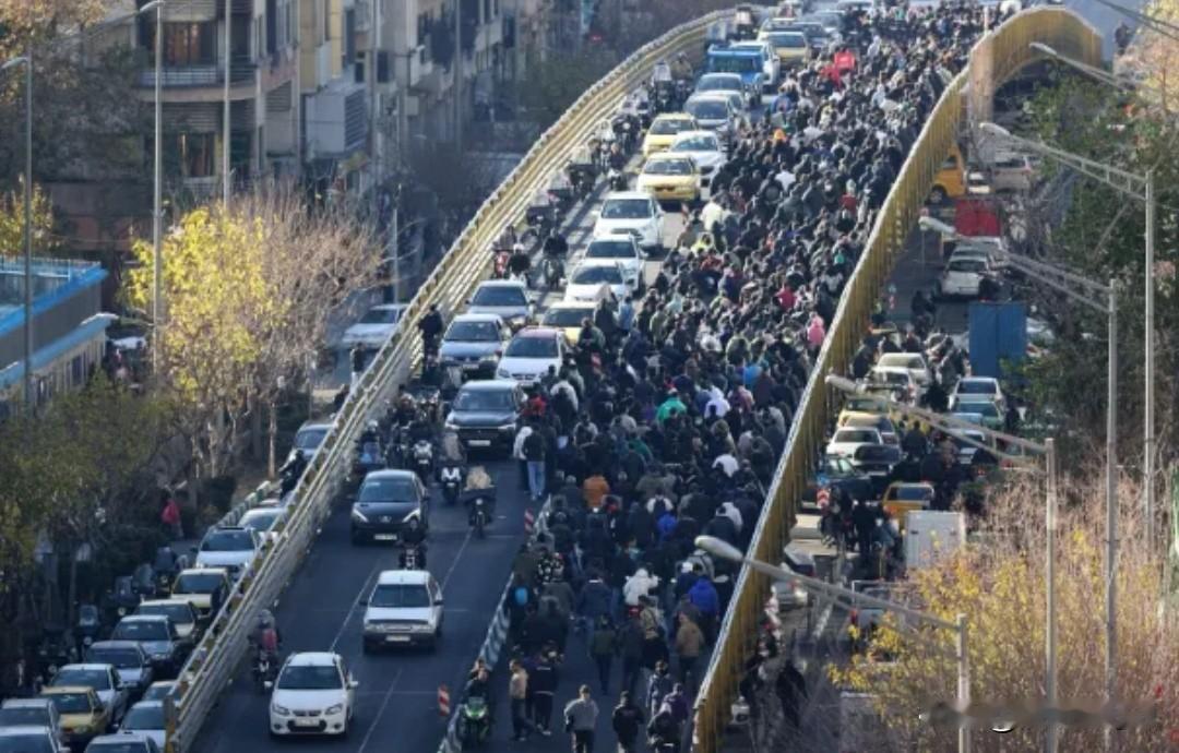 喊“国王万岁”！伊朗抗议炸三天，复辟能成？伊朗全国抗议飙到第三天，民众直呼