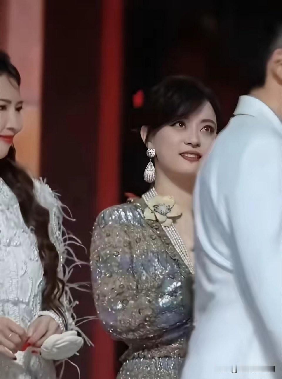 难得看见孙俪会有这种表情，眼神都拉丝了!​​​