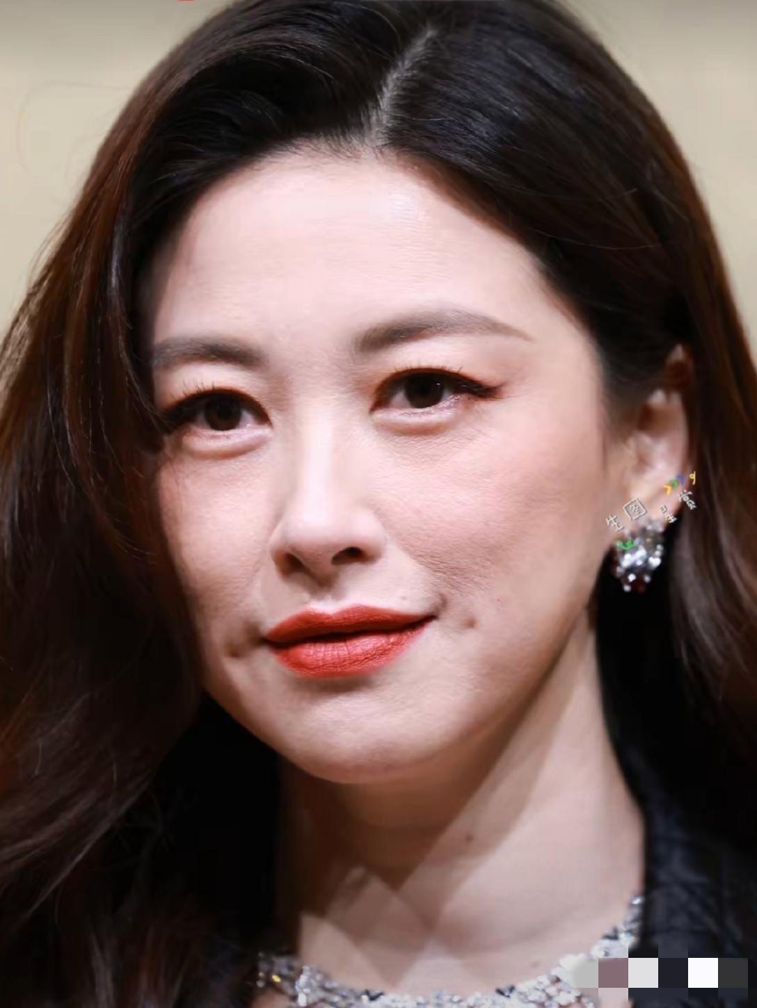 朱珠生图曝光：虽然发如绸缎，眉若远黛，唇似丹霞，但法令纹清晰，眼袋明显，颈纹深刻