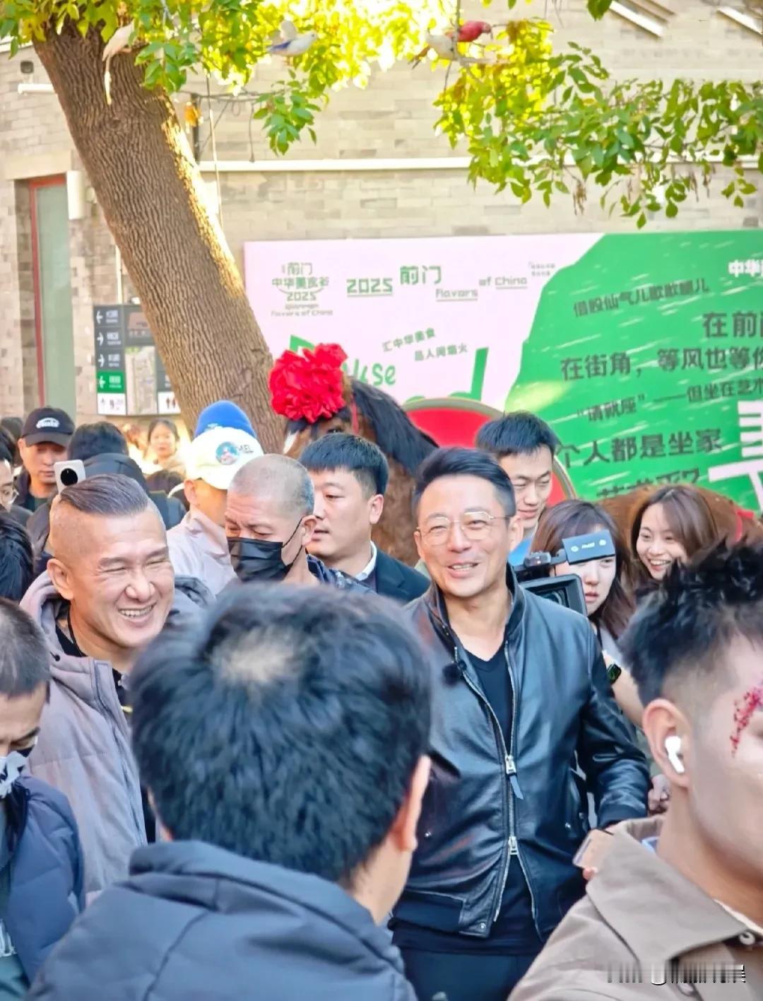 台湾网红馆长陈之汉现身北京前门大街，一旁陪同的是汪小菲！汪小菲这是第二次在北京