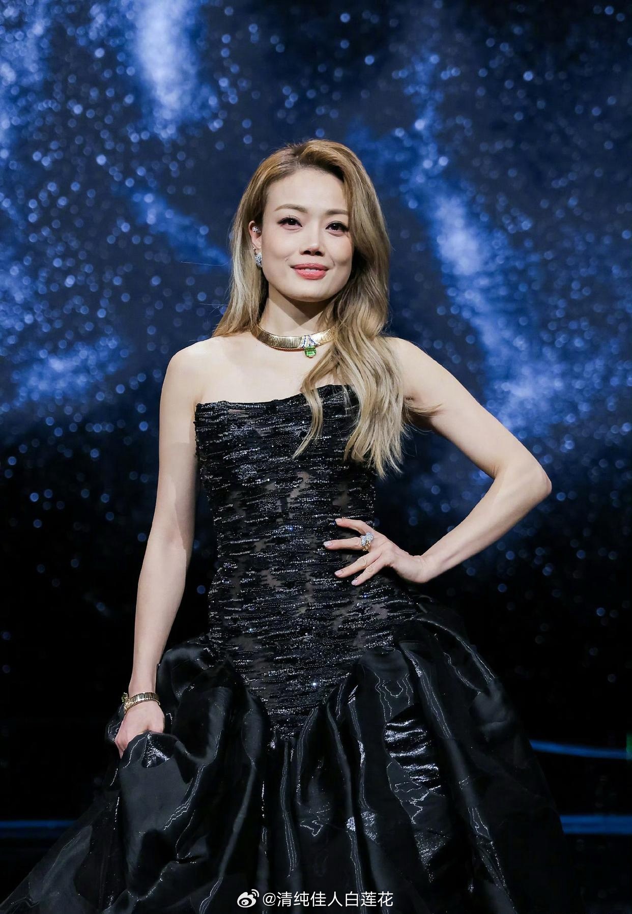 关晓彤缩脖凹造型，仪态直接输给了一旁的容祖儿。容祖儿在年龄、容貌上不及关晓彤，但