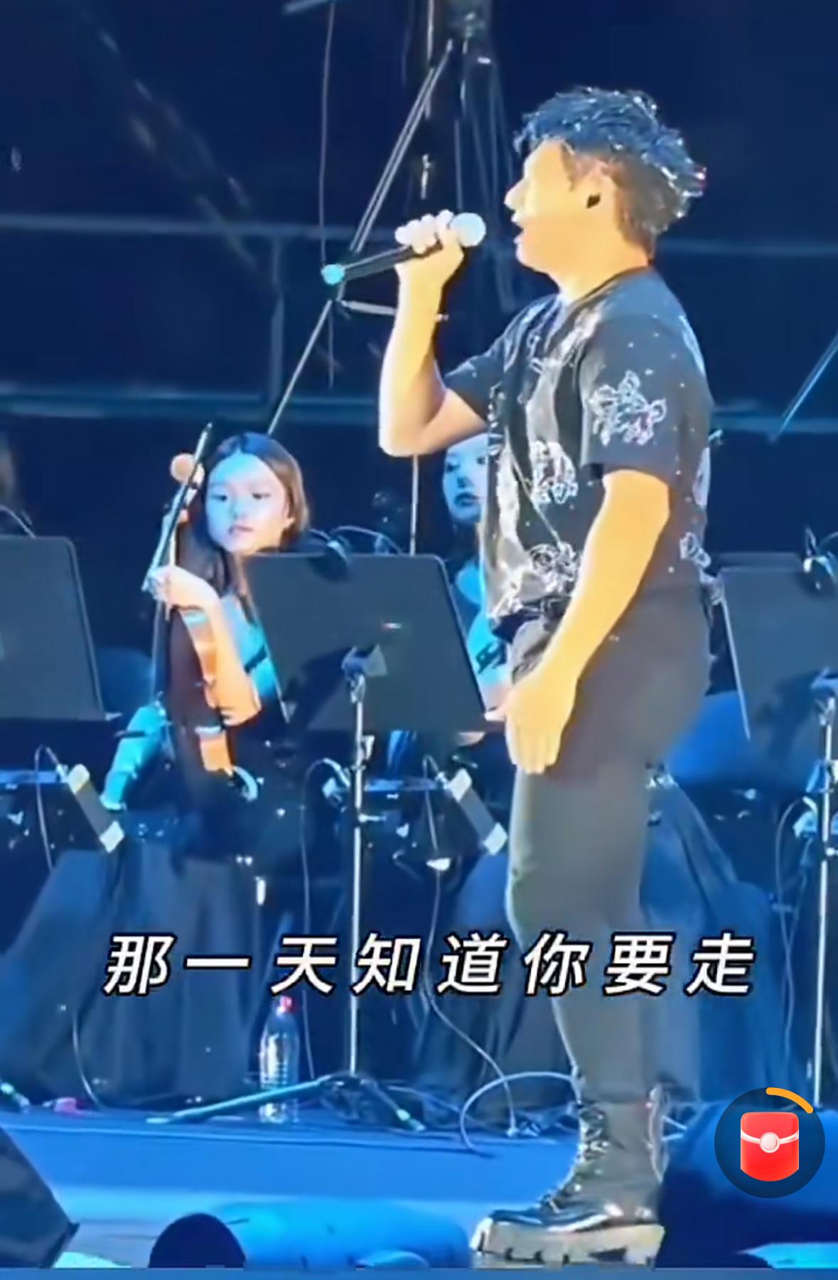吴奇隆这个裤子感觉最多69元，不能再多了。男人到了中年，千万别穿束腿裤，小脚裤，