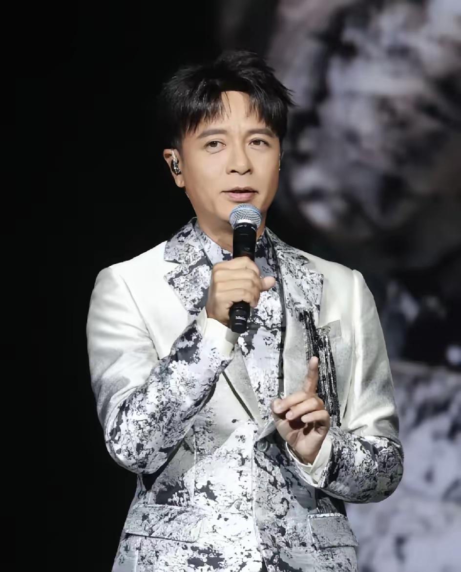 你可以说李克勤不守时，也可以说他不够敬业，​唯独有一点，实在喷不了，那就是他