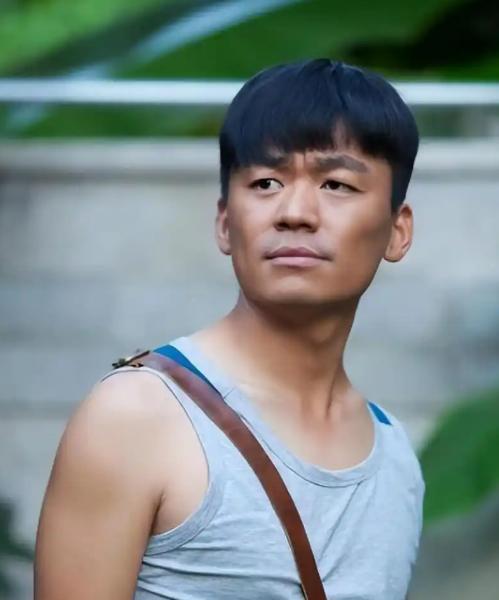 王宝强开着300万的大奔回村过年，看到村口的牌坊上写着“王宝强家乡”，王宝强很不