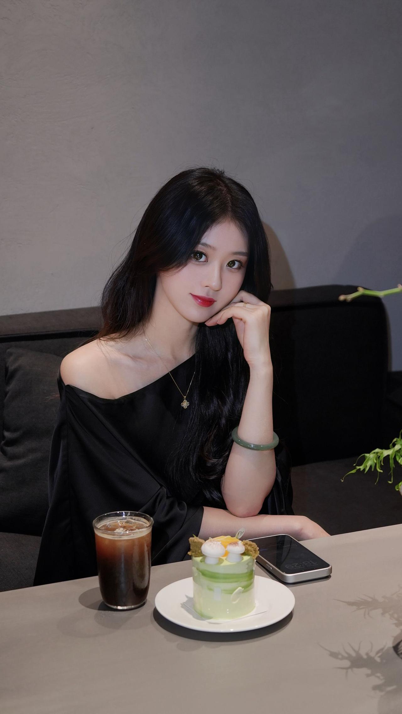 女人真正的气质是什么？阳光不燥，微风正好，把琐碎暂停，沉浸在片刻的慵懒与从容。
