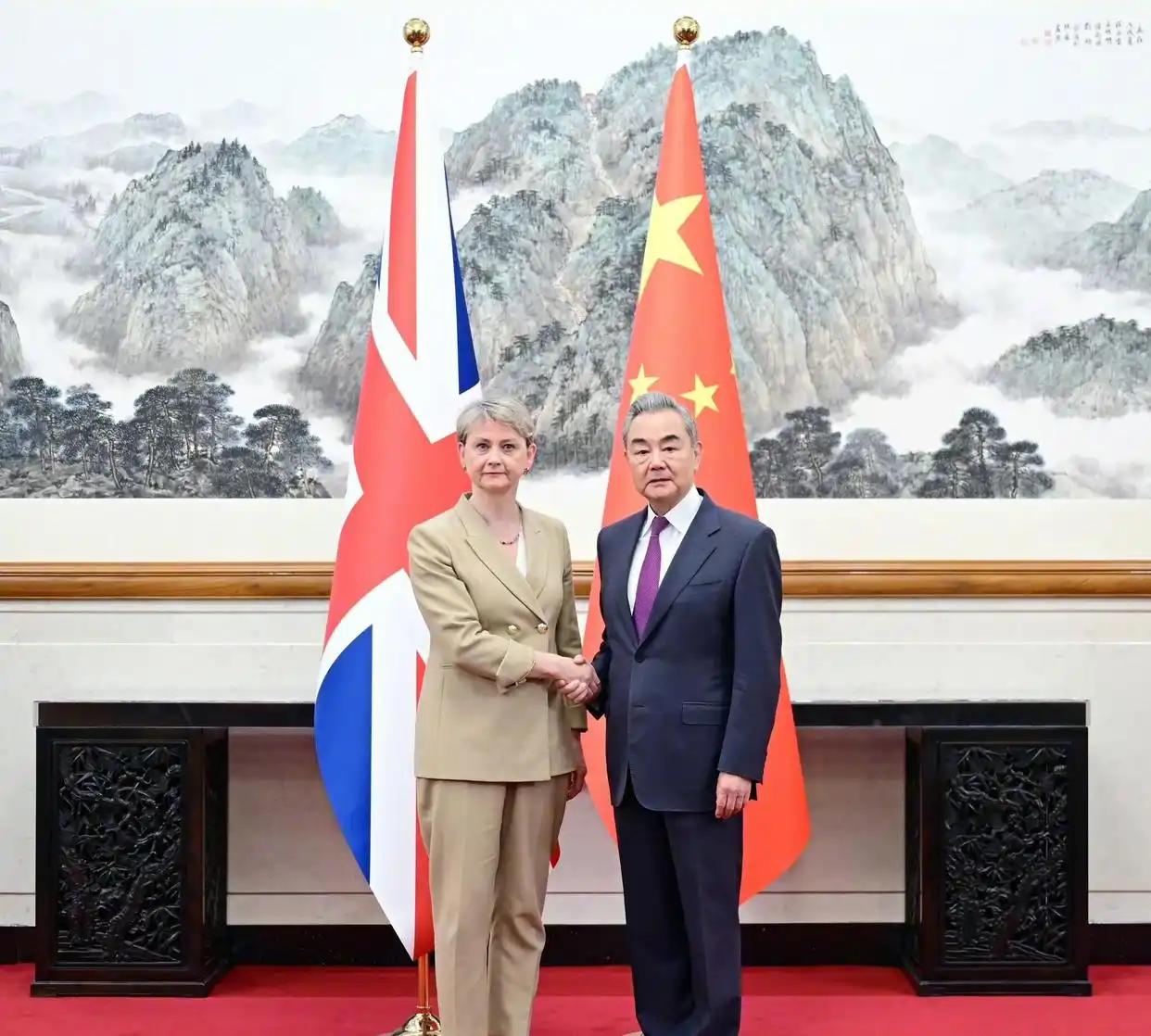 正在北京访问的英国外交大臣库珀6月2日发文说：“中国是全球第二大经济体，中英都是