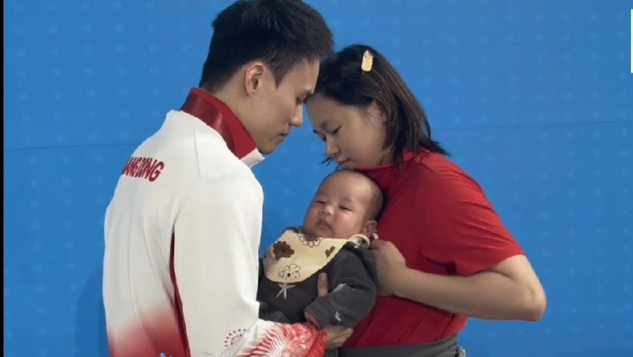 全红婵升级当姑姑了，抱着师兄谢思埸的孩子非常专业。全红婵爆火的时候才11岁，那