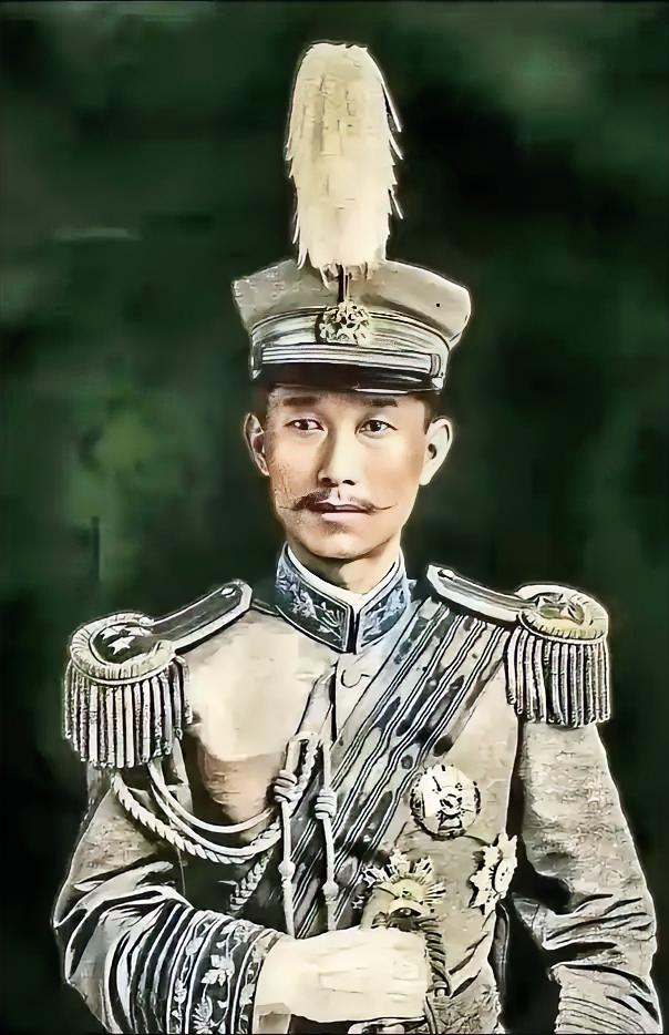 蔡锷到底有什么本事，让袁世凯那么忌惮？单说军事硬实力，蔡锷的功底在近代军人里算得