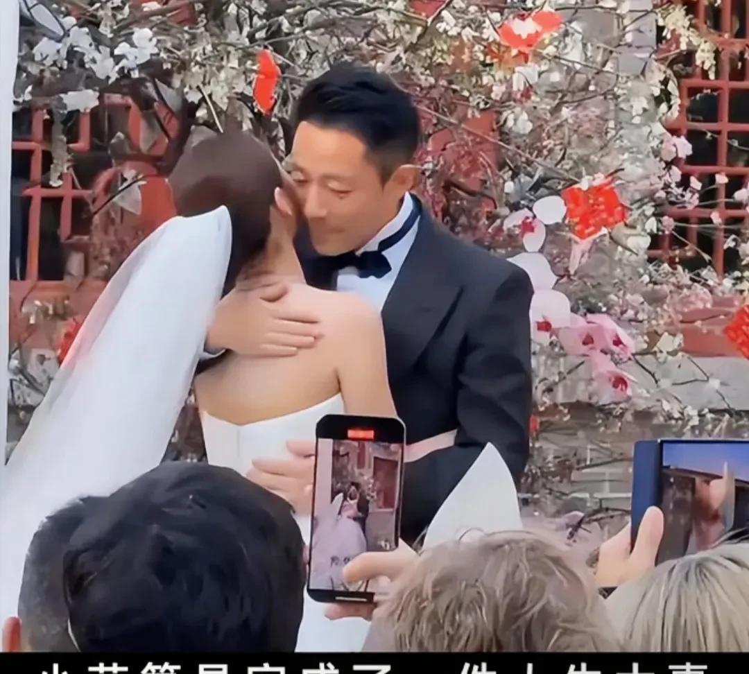 关喆在汪小菲马筱梅婚礼上献唱。5月17日，汪小菲与马筱梅在北京举办了一场盛大婚礼