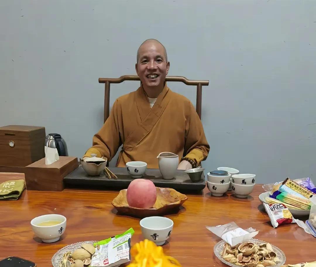 前白马寺方丈，现少林寺住持印乐大和尚喝茶配的小零食简简单单，普普通通。茶室也没