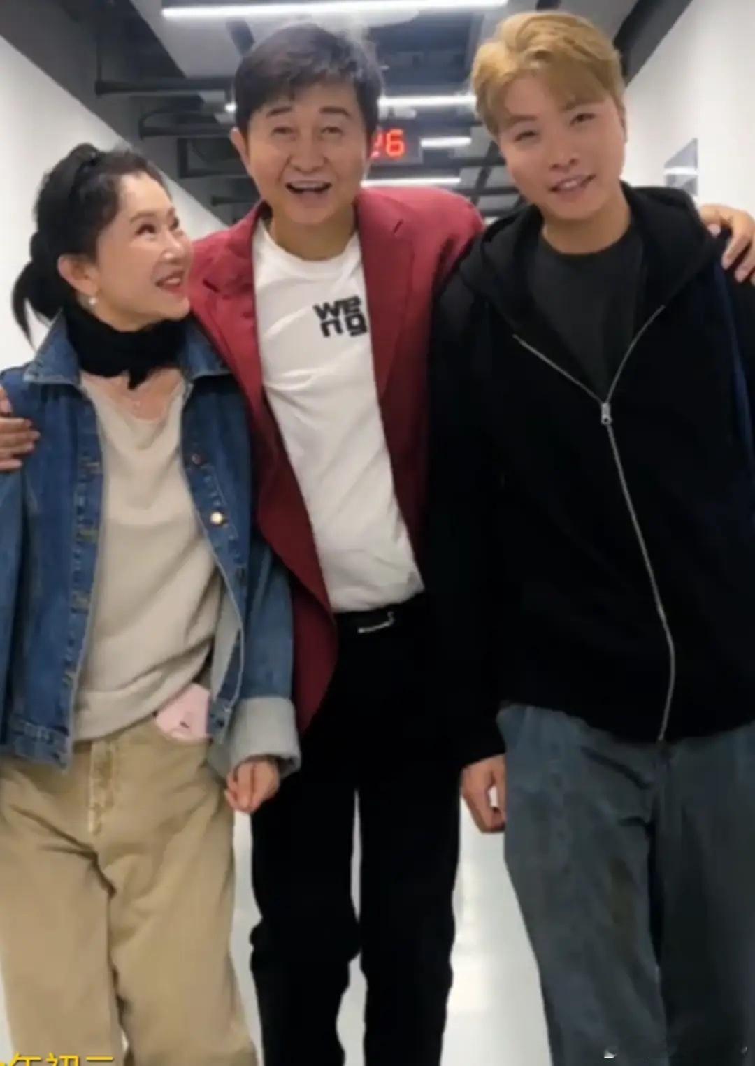 付笛生晒全家福，付毫183高个比爸帅，57岁任静与儿子同框像姐弟！