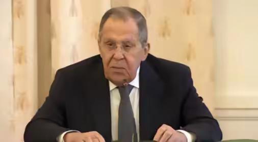 全球都在盯住霍尔木兹的炮火时，俄罗斯突然把65亿美元的军售单子拍到伊朗桌上，直接