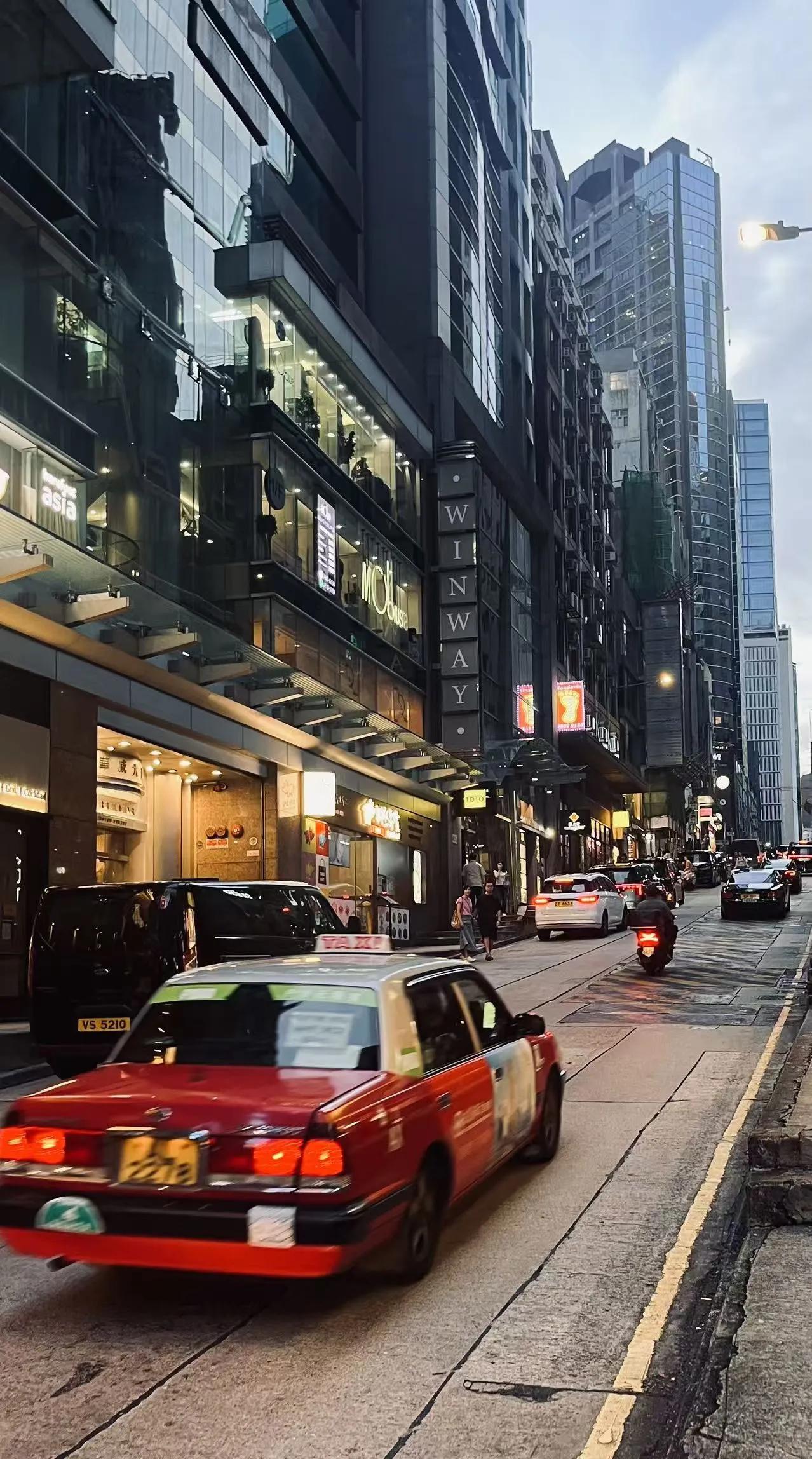 最近去了趟香港icon，真是又刷新了认知！香港吃碗面，最低也得四五十；一瓶水都