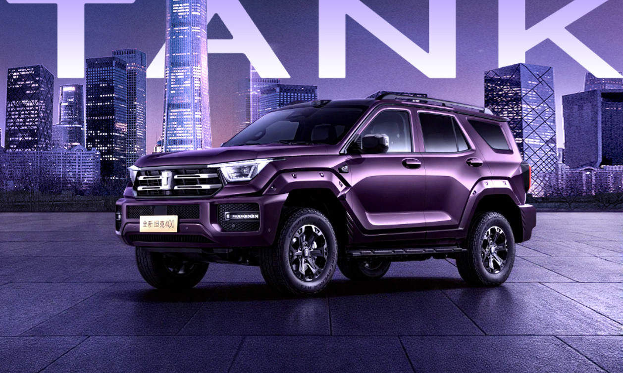 坦克400的机甲造型真的长在审美上😎敦煌紫配色太有辨识度，路上回头率超高，像把