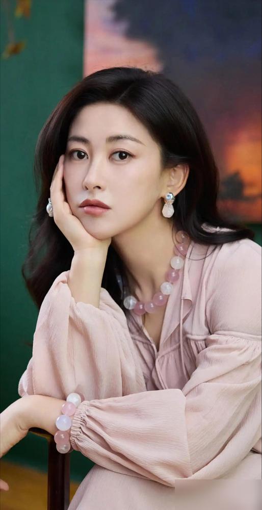 别再心疼朱珠演保洁了。我告诉你，她穿上那身工装，不是牺牲，是夺权。你以为她从