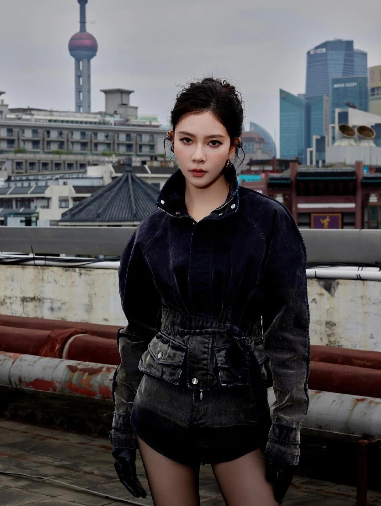 😂宋妍霏这是把“腿精”焊在身上了吧！救命！这一身黑丝+皮短裤+皮夹克的