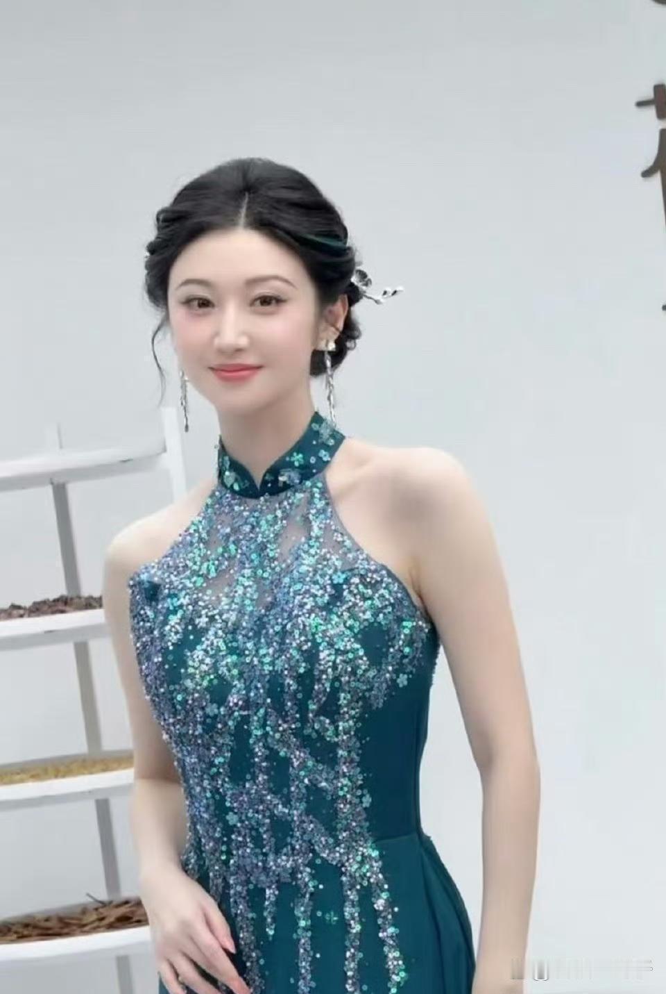 景甜的这款挑染也太会了！恰到好处的色彩点缀成了整身造型的点睛之笔，一亮相就自带亮