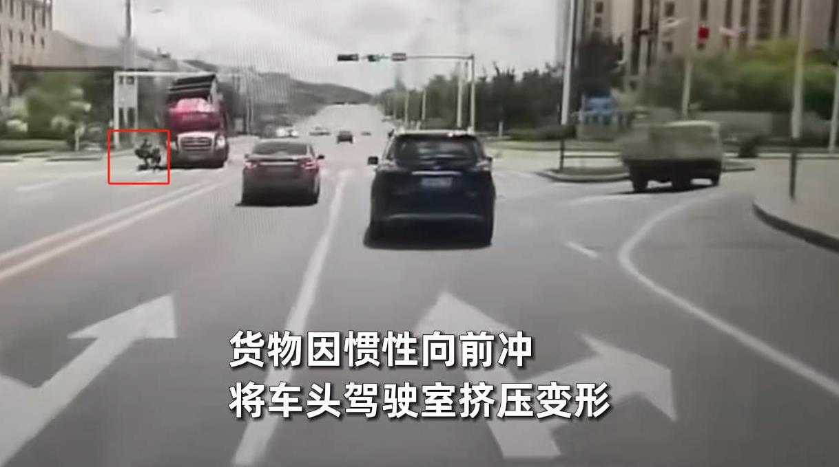 悲剧还是发生了！近日，山东威海，一辆大货车正常行驶通过路口时，一位老人却突然骑