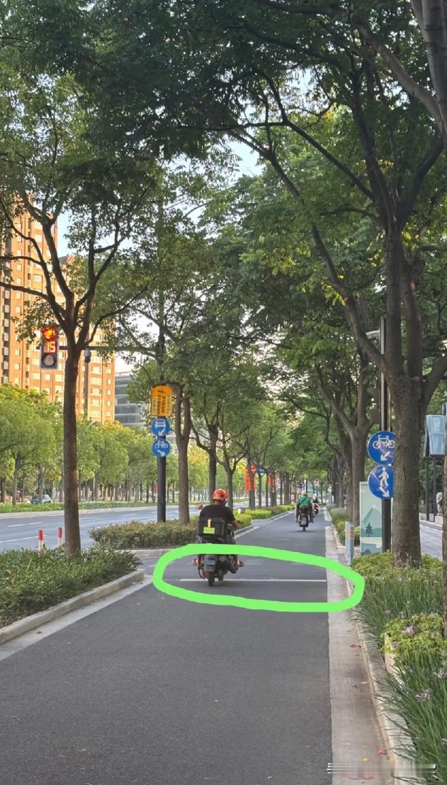 经常有人问，这辅道机动车也要等红绿灯吗？我认为虽然是机动车与电瓶车共