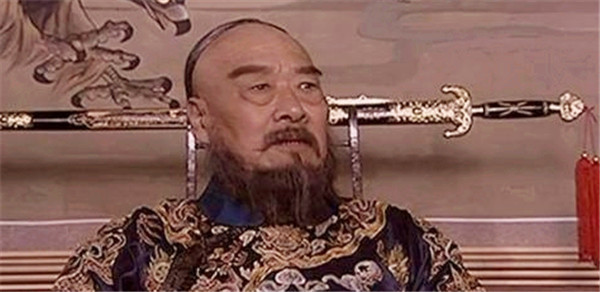 鳌拜在行刑前求见康熙，撕开衣服后，康熙含泪免其死罪。康熙皇帝，清朝历史上最杰出