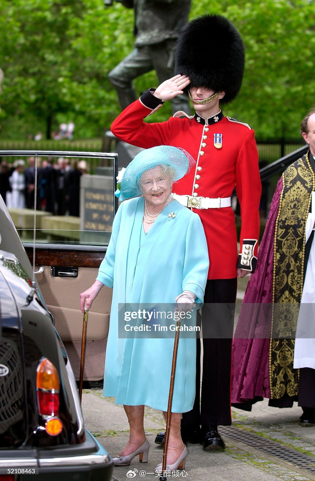 英国王室2000年6月7日，伊丽莎白王太后在伦敦惠灵顿兵营卫队礼拜堂参加爱尔