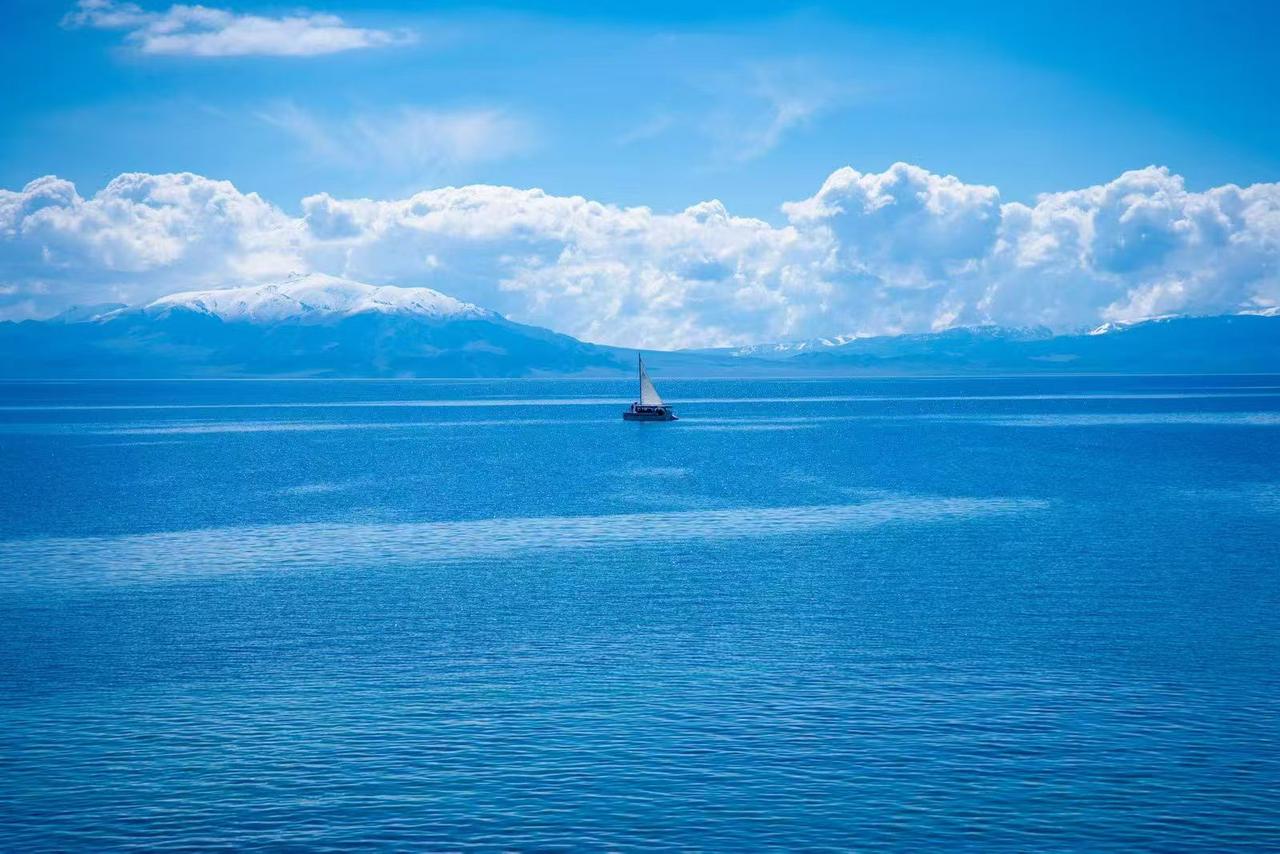 新疆旅游，赛里木湖初夏美景攻略！“大西洋最后一滴眼泪”💧6月的赛里木湖直接美