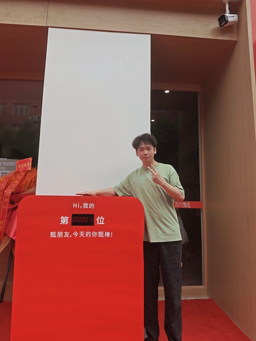 东方甄选郑州店今天开业还接受了媒体的采访我是第一位“甄朋友”呀东方甄选