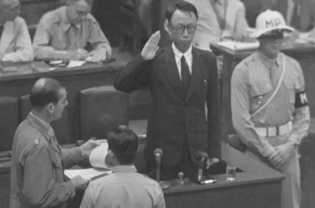 1946年8月，溥仪坐上远东法庭的证人席，日本投降那会儿他想溜日本，结果在沈阳被