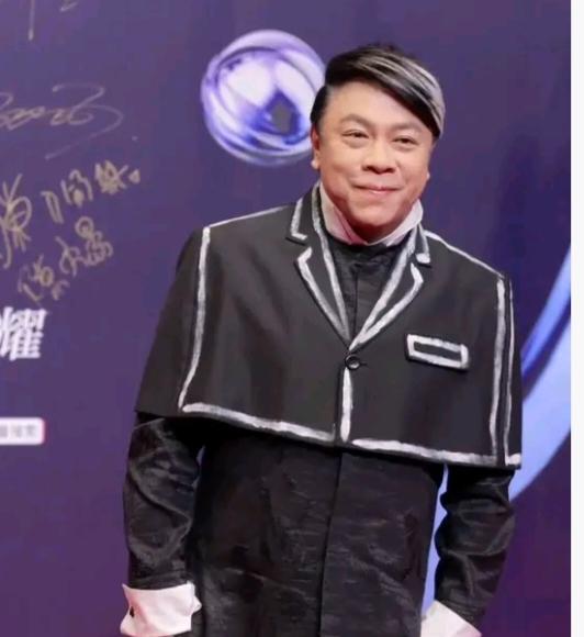 黎明曾经在节目中怼过蔡康永。蔡康永：我听说你不爱笑，是不喜欢自己的牙齿吗？黎