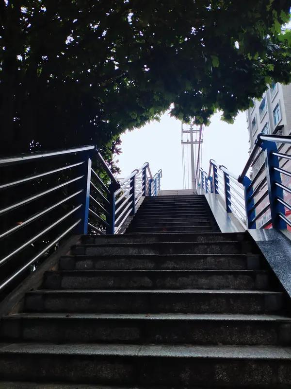 最近和一位老股民深聊，他的一句话让我琢磨了很久：“我的股票只要套了，我就死磕