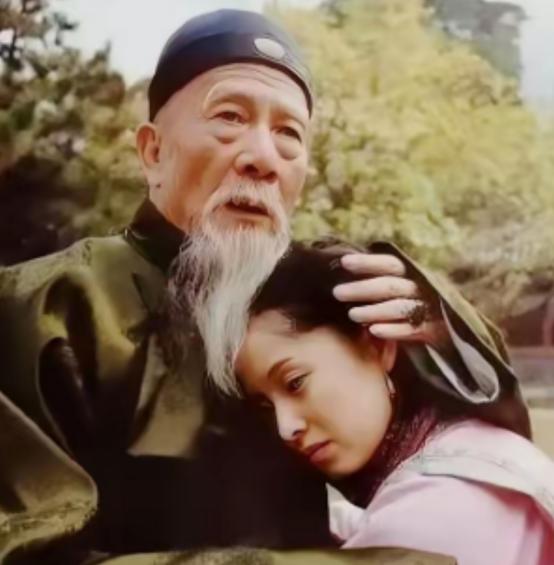 1881年，71岁的左宗棠娶了17岁的章怡为妾。洞房花烛夜，章怡解开衣扣，脱下衣