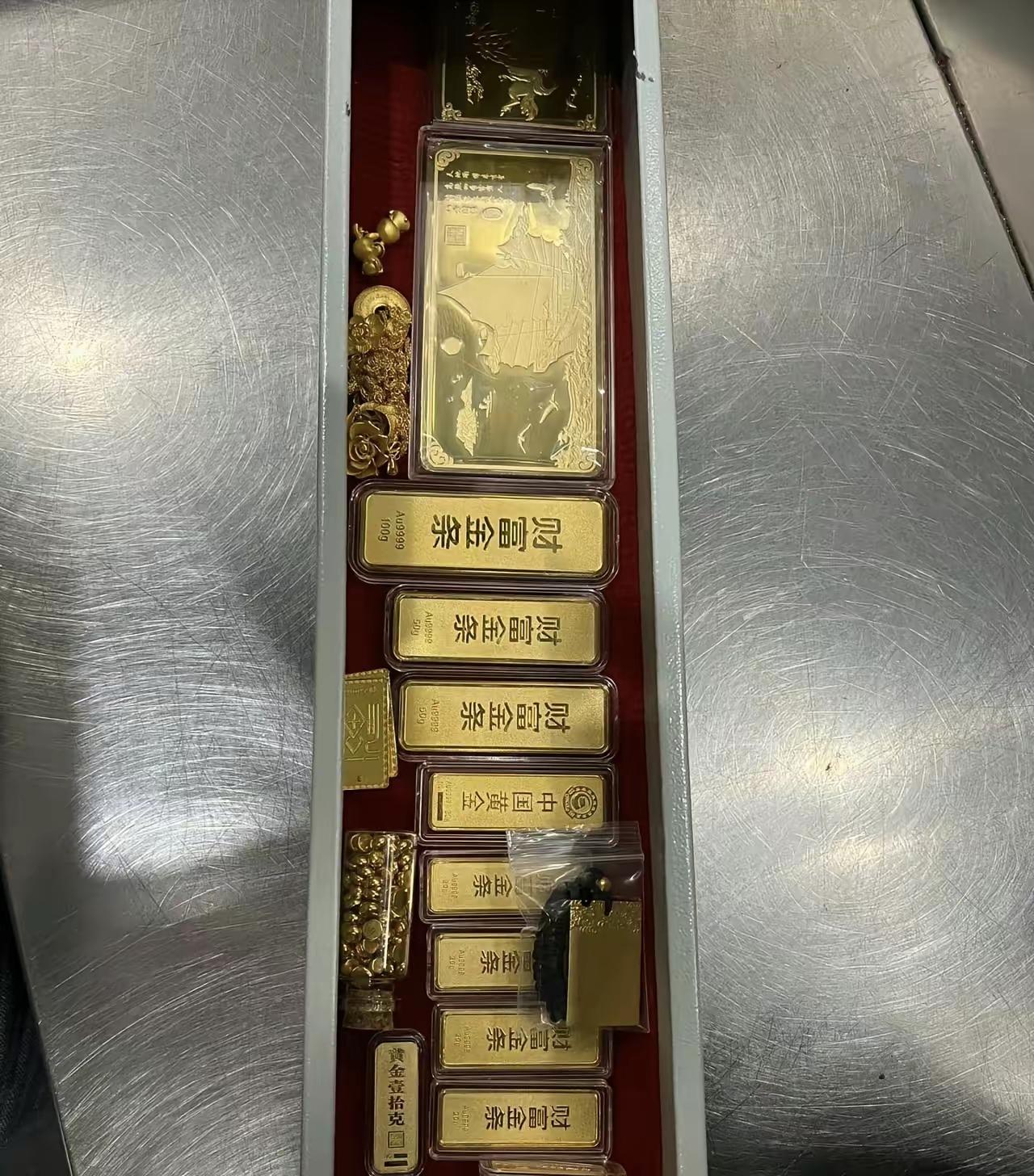 真没想到黄金跌得这么狠，看着都替这位网友揪心😭年初听信乱世买黄金，老婆把